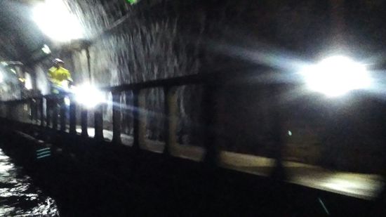 Begleitung vom Tunnelwart im 4.8 Kilometer langen Tunnel