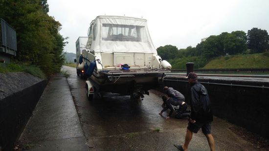 Das Boot liegt perfekt auf dem Anhänger.