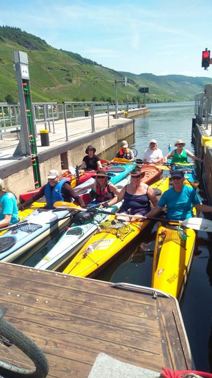 10 Boote in einer kleinen Schleuse.