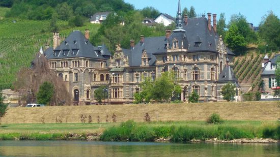 Eines von vielen gewaltig schönen Häuser an der Mosel.