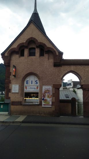 Diese Häuser liebe ich. Fredy zieht es in die Biergärten.