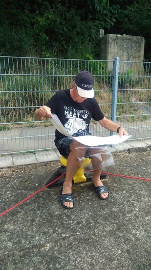 Warten an der Schleuse. Zeit zum Karten studieren.