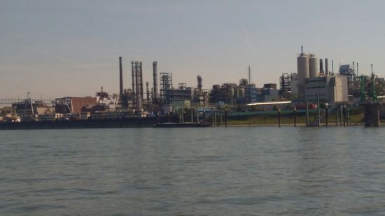 Sehr viel Industrie am Rhein bei der Stadt Weinberge.