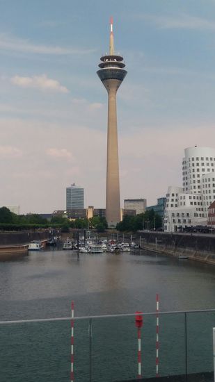 Fernsehturm Düsseldorf, gleich beim Hafen.