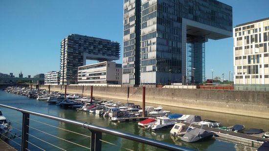 Rheinhafen mit den neuen Gebäuden rundherum.