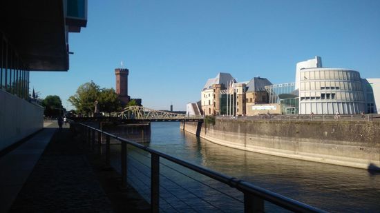 Hafeneinfahrt mit Drehbrücke. Bei Hochwasser in Betrieb auf Anmeldung.