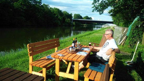 Nachtessen auf der Hafenmole in Fallersleben.