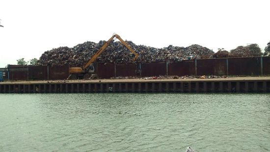 Auf dem Mittellandkanal wird mit Schrott gehandelt.