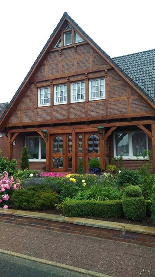 In dieser Gegend hat es sehr schöne Backsteinhäuser.