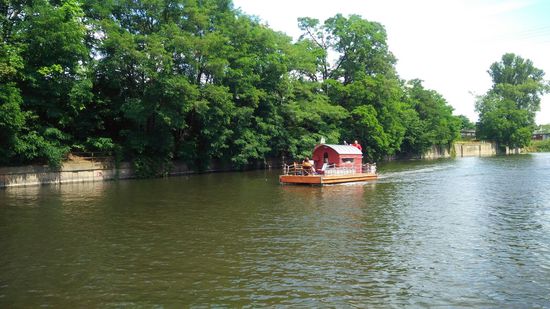Solche Mietboote hat es auf dem Plauersee.