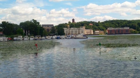 Einfahrt zum Hafen, mitten durch die Seerosen.
