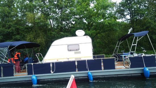 Ferien im Wohnwagen oder Wohnmobil auf dem Wasser.