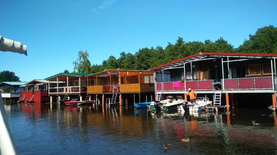Ferienhäuser am Wasser.