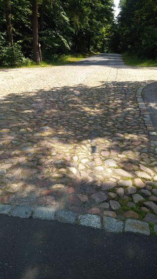 Alte DDR Strasse, rumpel, rumpel mit dem Velo.