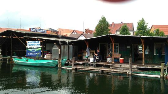 Unterwegs kann man immer wieder Fischbrötchen kaufen.