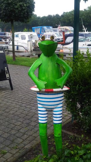 Es regnet so, dass sogar der Frosch einen Schnorchel und eine Taucherbrille braucht.