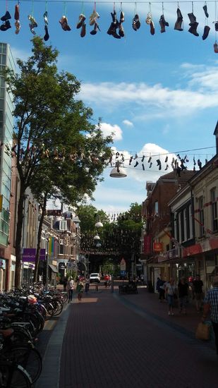 In der Einkaufsstrasse in Nijmegen hängen jede menge Schuhe.