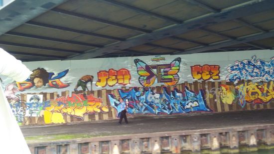 Unter jeder Brücke, auch wen Sie noch so klein sind, hat es Graffitis. Meistens nichts schönes.