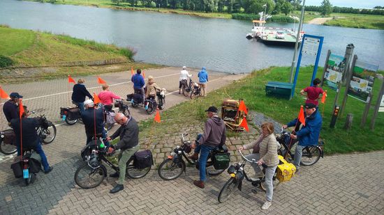Eine Gruppe mit Velosolex.
Das Töffli der 50er Jahre.