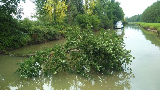 Nach dem Gewitter, knappes Durchkommen.