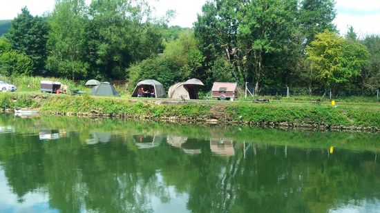 Es hat jede Menge Fischer.