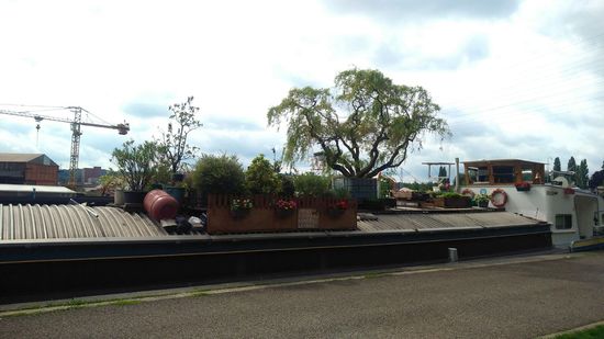 Ein Wohnboot mit Garten und sogar einem Bienenstock auf Deck.
