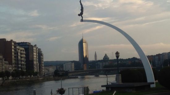 Hafeneinfahrt von Liège Belgien mit Paradies Turm (Finanz Turm), 118 Meter hoch und 28 Stockwerke.