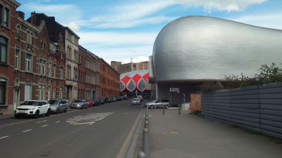 Einkaufscenter in Liège, einfach zwischen bestehende Häuser gequetscht.