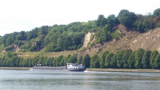 Kein Flachland mehr, sondern wieder Felsen.