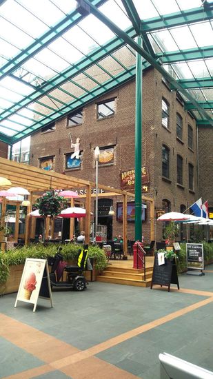 Schlechtwetterprogramm:
Kaffee trinken im Shoppingcenter