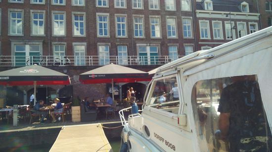 Unser Hafenplatz in Maastricht, direkt vor dem Restaurant.