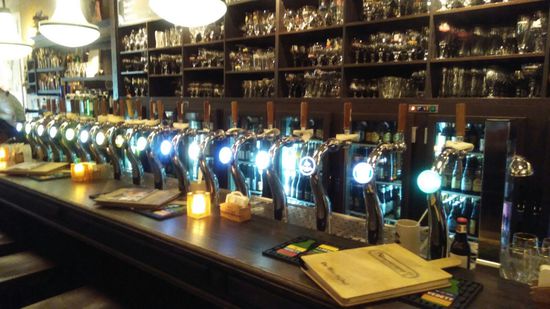 16 Fassbierhahnen und 200 verschiedene Sorten Bier im Restaurant de Couverneur in Maastricht.