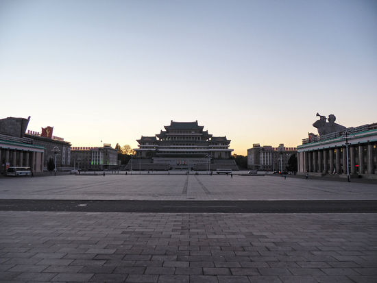 Kim-Il-Sung-Platz, im Hintergrund der Große Studienpalast des Volkes