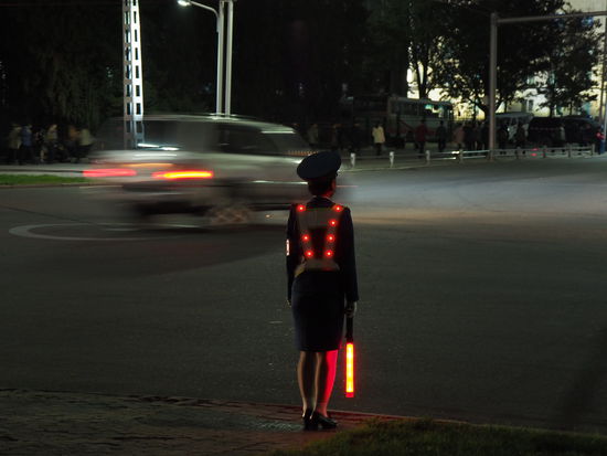Verkehrspolizistin bei Nacht