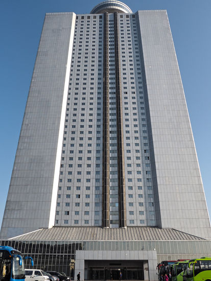 Yanggakdo-Hotel samt Drehrestaurant (Bild stammt von einem späteren Tag, an Tag 1 war es bereits dunkel)