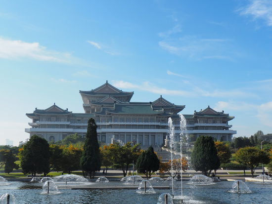 Mansudae-Brunnenpark vor dem Großen Studienpalast des Volkes
