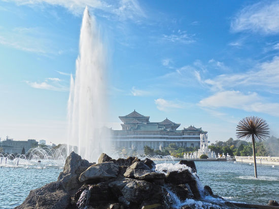 Mansudae-Brunnenpark vor dem Großen Studienpalast des Volkes
