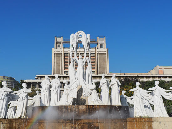 Figurengruppe „Snow falls“ samt 28 Tänzerinnen