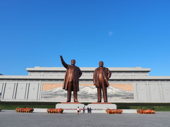 Großmonument Mansudae - Man beachte das Größenverhältnis zwischen Statuen und Menschen.