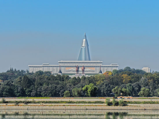 Großmonument Mansudae aus der Ferne, im Hintergrund das Ryugyŏng-Hotel