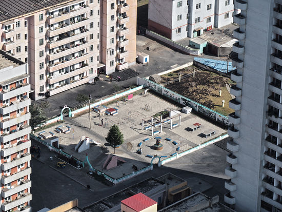 Betonlastiger Spielplatz