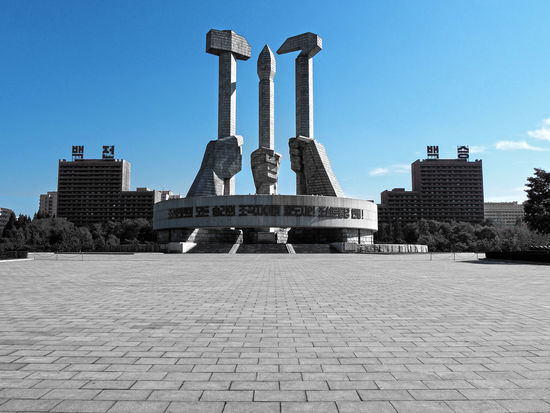 "Monument zur Gründung der Partei der Arbeit Koreas"
Die beiden Gebäude im Hintergrund gehören ebenfalls zum Monument und sollen rote Flaggen symbolisieren. Der Text auf den Häusern sagt sinngemäß: "50 Kämpfe [links], 50 Siege [rechts]" - Eine makellose Bilanz nennt man sowas!