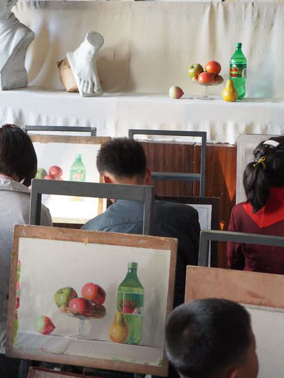 Zeichenübungen im "Kinderpalast" - Ob die Bilder tatsächlich von den Schülern gemalt wurden, kann ich nach der kurzen Zeit im Raum nicht sagen. Sie sahen jedenfalls sehr plastisch und gut gemalt aus.