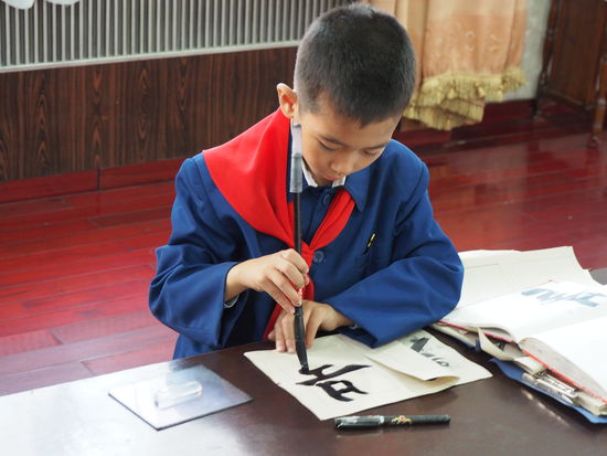 Kalligraphie-Unterricht im "Kinderpalast"