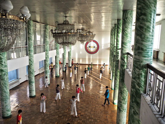 Taekwondo-Trainerstunde in prunkvollen Räumlichkeiten des "Kinderpalastes"