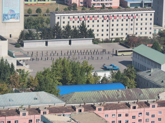 Hm, Arbeitsbrigade? Yoga-Übungen? Man weiß es nicht!