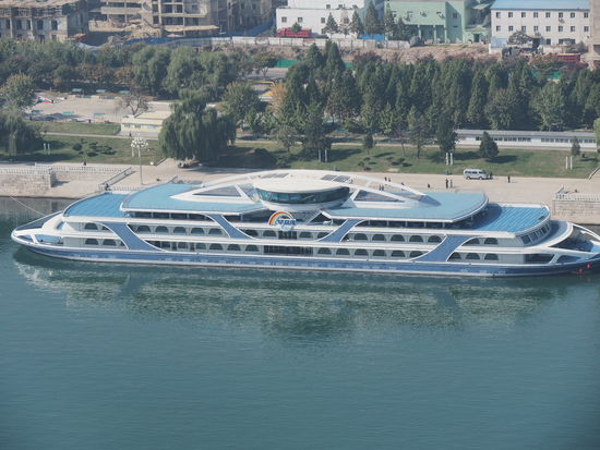 Neues Ausflugsschiff "Mujigae" - Wer mal sehen möchte, wie so etwas in Nordkorea beworben wird, klickt einfach hier