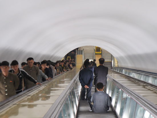 Rolltreppe zur Metrostation Puhŭng