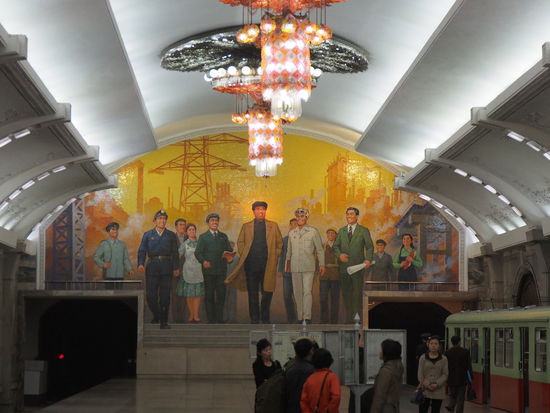 Zentrales Wandbild „Der Große Führer Kim Il-sung unter Arbeitern“