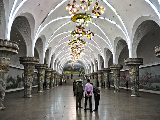 Metrostation Yŏnggwang - Die einheimische Bevölkerung liest die Tageszeitung